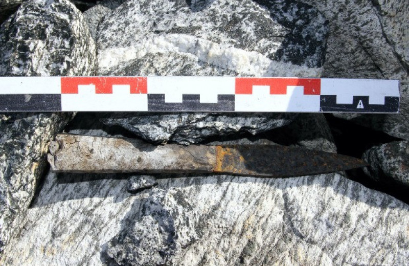 Норвежские археологи нашли вытаявшие из ледника 362 «палки-пугалки» и железный нож