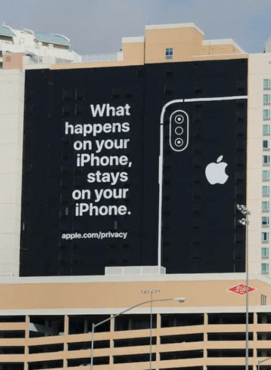 Apple защищает конфиденциальность клиентов, но не сотрудников: она просматривает их звонки, фото и даже сумки