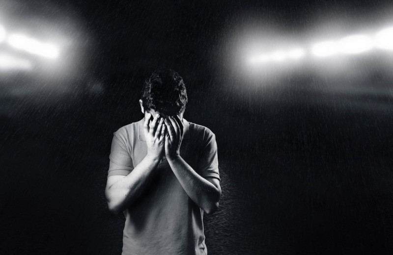 Как понять, что человеку нужна психологическая помощь: признаки депрессии и других ментальных расстройств