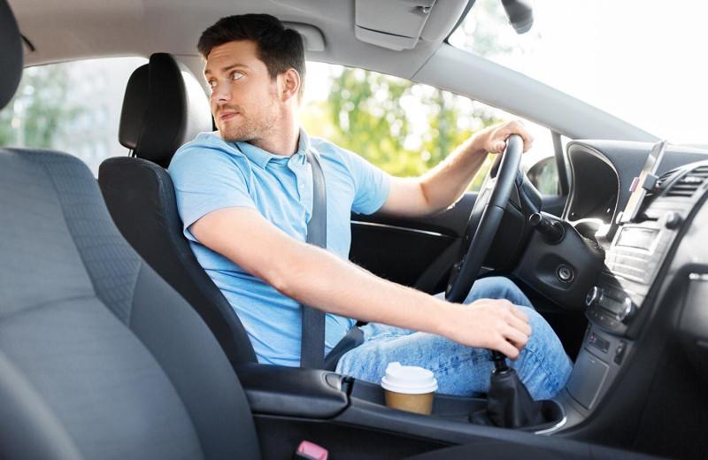 Где запрещено движение задним ходом, и какие штрафы за это можно получить