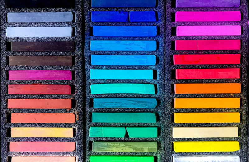 Красный против розового? Вот что нужно знать про комплементарные цвета