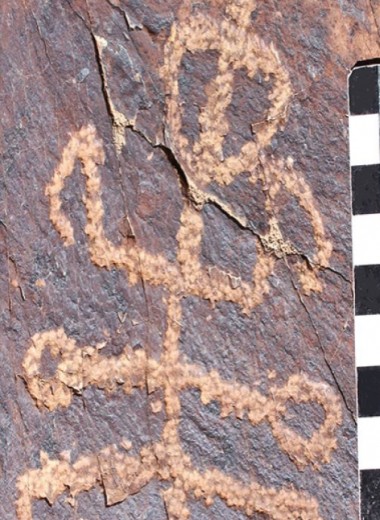 На древнем петроглифе разглядели человека-богомола