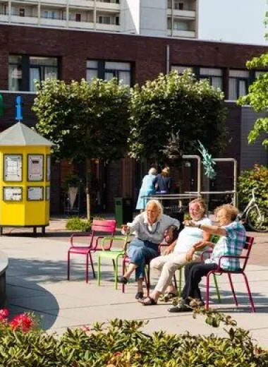 В Голландии есть закрытая деревня, где живут только люди с деменцией. 