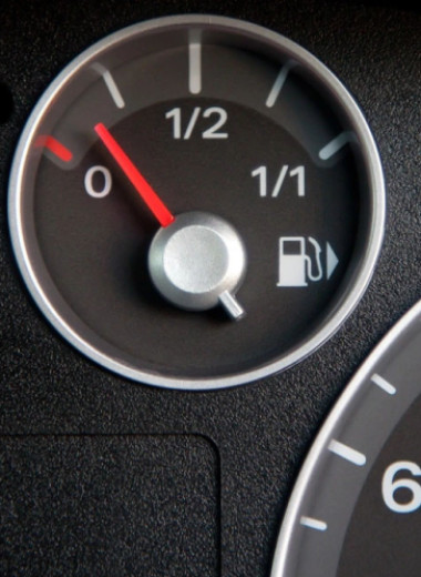 Почему датчик уровня топлива показывает неправильно и что с этим делать