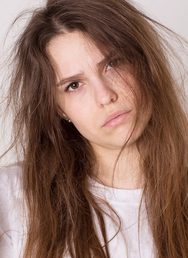 Почему твои волосы слабые: 5 ошибок ухода за кожей головы