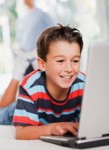 Футбол в зуме, музей в инстаграме, английский в скайпе: лучшие онлайн-занятия для детей и подростков