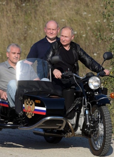 Путин ехал без шлема. Юрист объяснил, почему так можно
