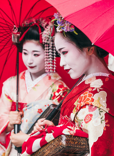 5 часов на макияж ежедневно и маникюр с цветами: как выглядят гейши сегодня?