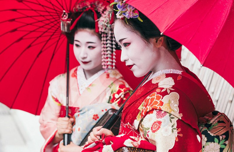 5 часов на макияж ежедневно и маникюр с цветами: как выглядят гейши сегодня?