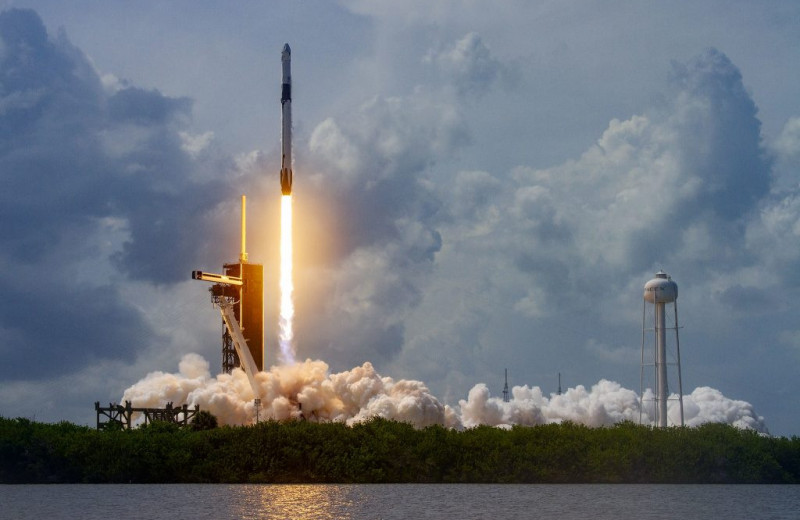 SpaceX однажды оставила инженеров на острове в океане без еды, и они устроили бунт, утверждает новая книга