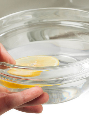 Пластик, металл, стекло: какая посуда подходит для микроволновки