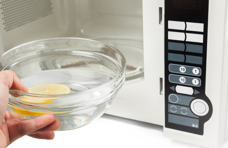 Пластик, металл, стекло: какая посуда подходит для микроволновки
