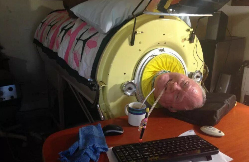 Человек с железными легкими: как живет Пол Александер, который уже более 68 лет не покидает железную капсулу