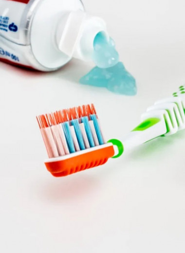 Как использовать старую зубную щетку: 13 необычных способов