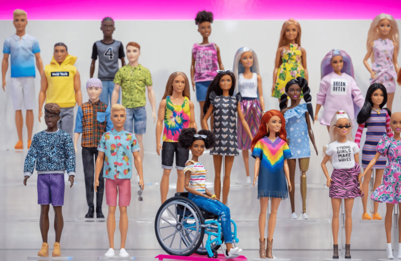 Игрушка за $10 тысяч и аксессуары дороже одежды: кто и почему скупает старые куклы Barbie