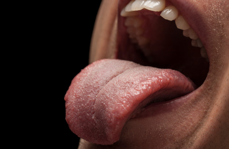 Металлический привкус во рту: что вызывает это странное ощущение