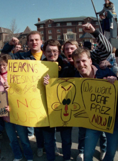 Как глухие протестующие в 1988 году изменили законодательство США по отношению к инвалидам