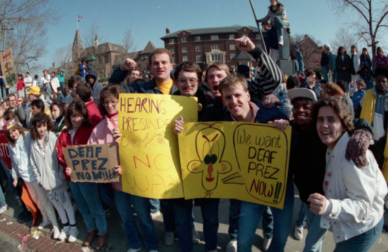 Как глухие протестующие в 1988 году изменили законодательство США по отношению к инвалидам