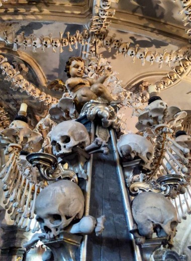 5 самых жутких костехранилищ в Европе (люстра из костей и скелет в рясе монаха)