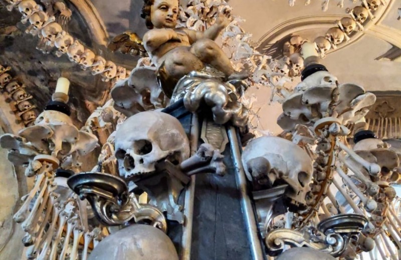 5 самых жутких костехранилищ в Европе (люстра из костей и скелет в рясе монаха)