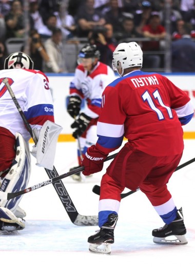 Кто из бизнесменов сразился в хоккей с Путиным и пропустил 9 шайб президента