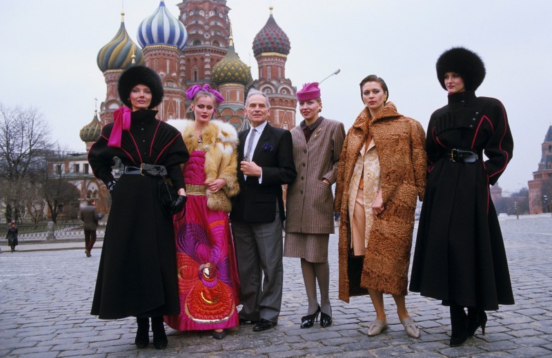 Показ на Красной площади и 500 патентов: что нужно знать о легендарном дизайнере Пьере Кардене (и его роли в развитии моды в России)