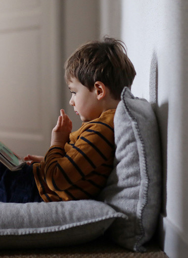 Травма постсоветского родителя: почему мы паникуем из-за того, что дети мало читают