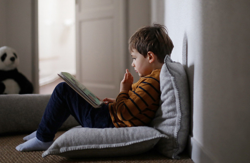 Травма постсоветского родителя: почему мы паникуем из-за того, что дети мало читают
