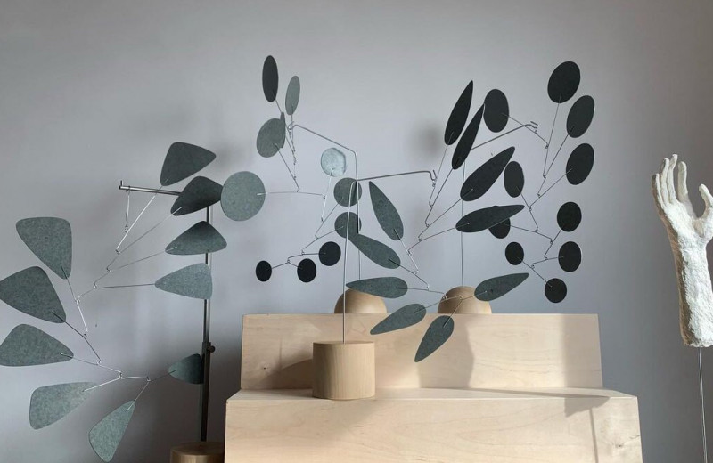 Как украсить дом экологично: художница Алиса Рыжкова создает интерьерные мобили из переработанных материалов