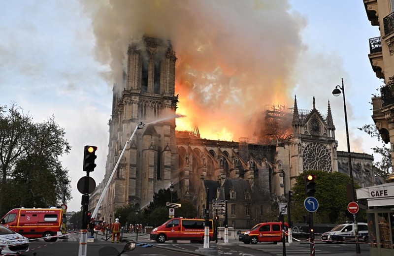 «Грустно видеть, как горит часть нас». Что известно о пожаре в Соборе Парижской Богоматери