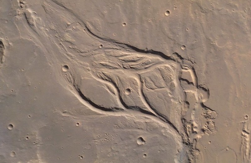 Геологи поместили часть древних марсианских рек под лед