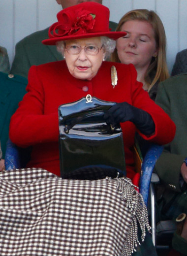 Кто делает сумки для королевы Елизаветы II и где их купить