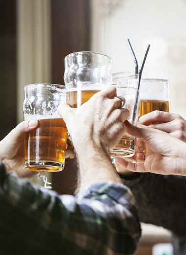 Бокал решает: меняет ли алкоголь нашу личность