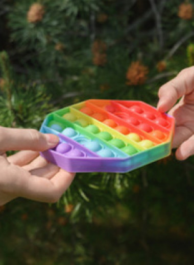 Кубик Рубика и другие антистресс-игрушки: чем мы занимали руки до поп-ит?