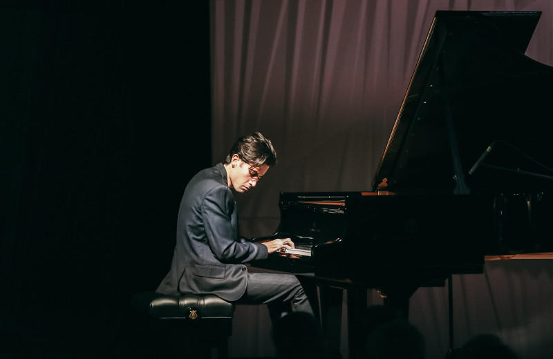 «Свобода определяется рамками»: как пианист Риад Маммадов переосмысляет классику
