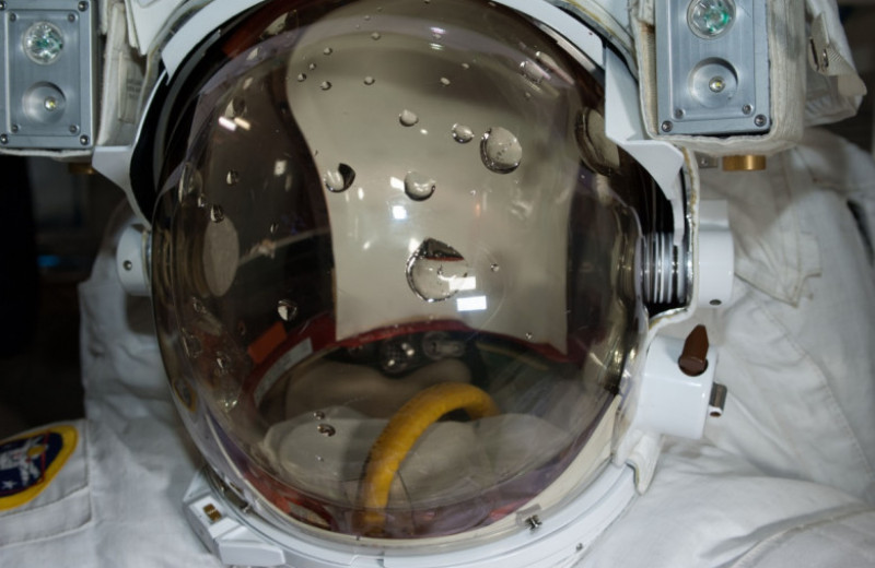 История о том, как астронавт НАСА чуть не утонул в скафандре во время выхода в открытый космос