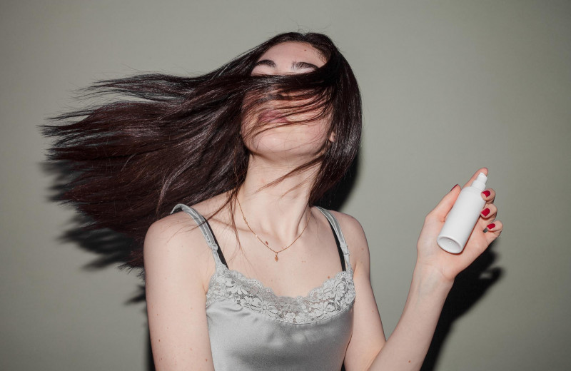 Солевой спрей для волос: как использовать и какие укладки сделать