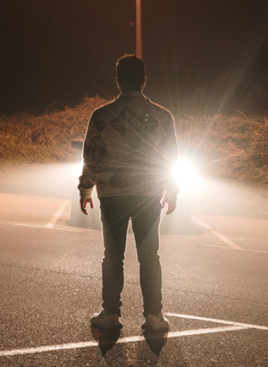 «Только дальний свет фар»: история о поколении, которое сбилось с пути и ищет опору