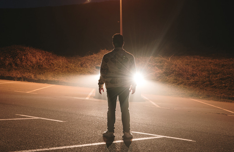 «Только дальний свет фар»: история о поколении, которое сбилось с пути и ищет опору