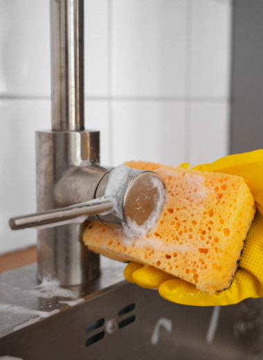 Не только мыть посуду: 10 нестандартных применений кухонной губки