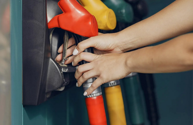 Как сэкономить на бензине и заправляться реже: простые, но неочевидные хитрости