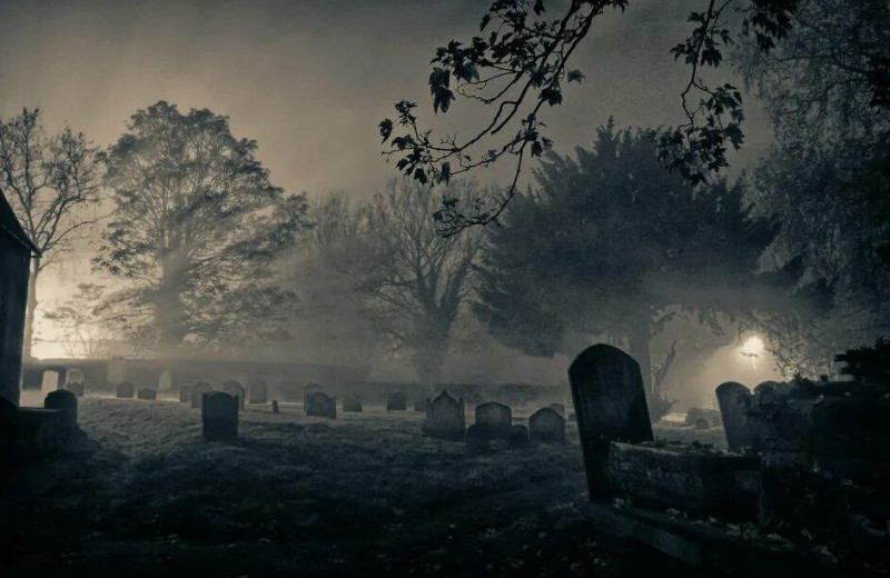 Иллюзия или реальность: почему на кладбище ночью светят могилы?