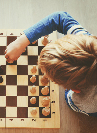 Говорите вслух и играйте в шахматы: как развить в детях эмпатию