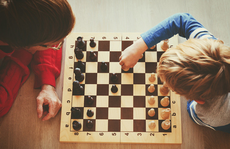 Говорите вслух и играйте в шахматы: как развить в детях эмпатию