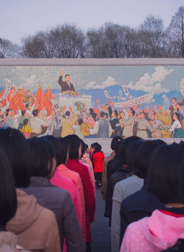 Список причесок, свой календарь и правило «трех поколений»: 10 пугающих фактов о жизни в Северной Корее