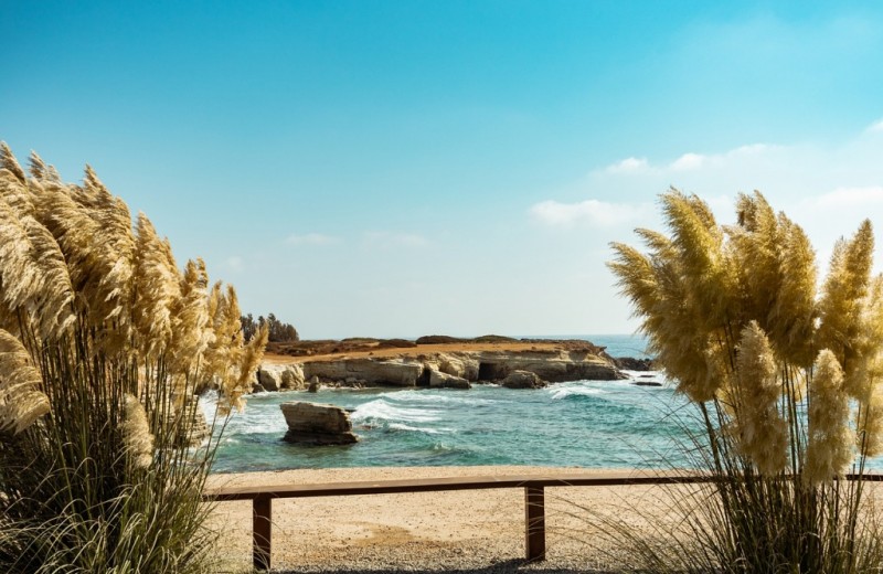 Топ-5 самых жарких и дешевых средиземноморских пляжей для осени