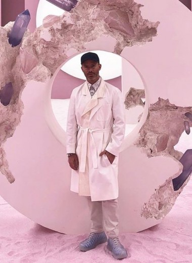 Кто такой Дэниел Аршам — художник, оформивший показ Dior потрескавшимися инсталляциями