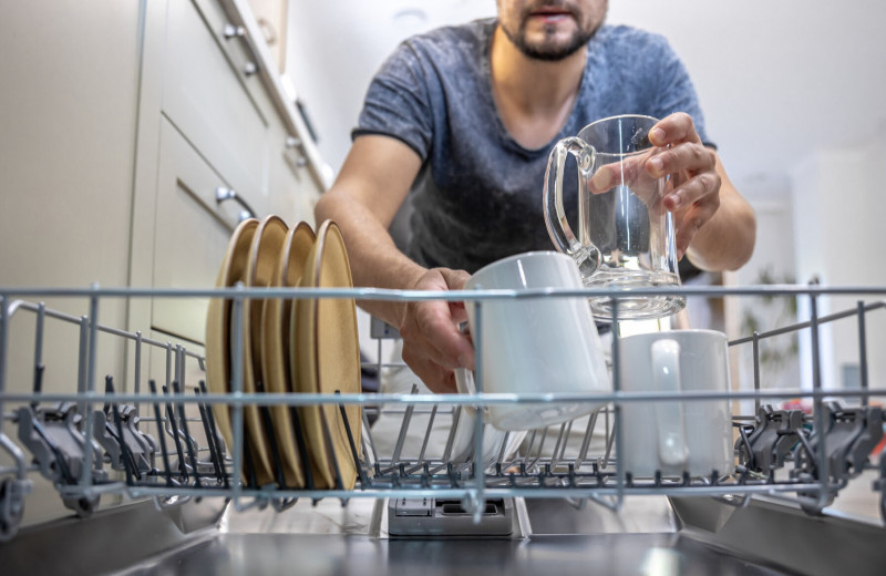 На что уходит меньше воды: на мытье посуды руками или в посудомоечной машине?