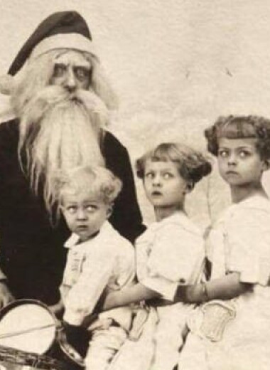 Пугающие фото Санта-Клауса в американских ТЦ. Вы не захотите к нему на коленки!