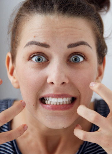 Привычка во сне, которая медленно разрушает зубы